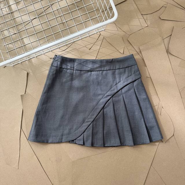 Tb 不规则百褶裙 D03 Thom Browne .汤姆布朗 正品起版 Tb斜纹打褶礼裙百褶裙短裙 圆形红白蓝拉链头 面料采用高档免烫西装面料 里布面料采用官