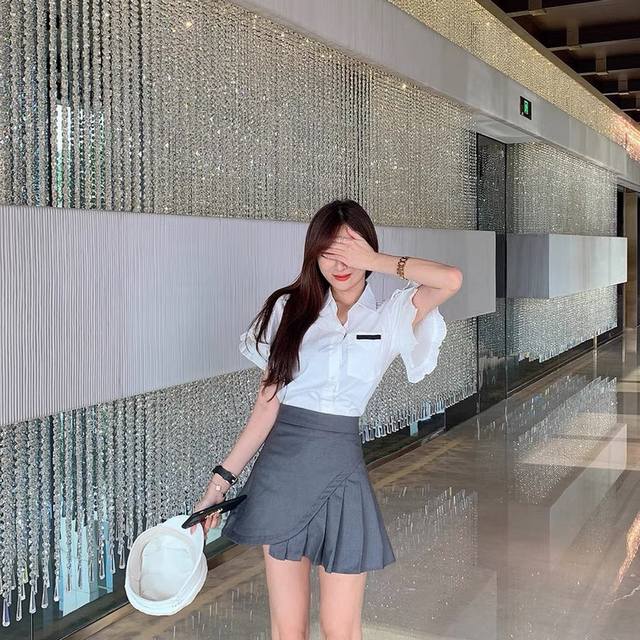 Tb 不规则百褶裙 D03 Thom Browne .汤姆布朗 正品起版 Tb斜纹打褶礼裙百褶裙短裙 圆形红白蓝拉链头 面料采用高档免烫西装面料 里布面料采用官
