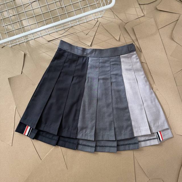 Tb经典三色拼接短裙 D08 Thom Browne 汤姆布朗.Tb新款拼接前短后长开叉基础短裙 正品起版 前长后短开叉经典短裙 圆形红白蓝拉链头 面料采用高档