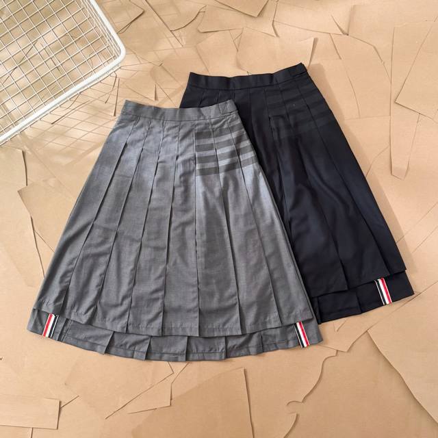 Tb灰色四道杠经典长裙 D12 Thom Browne .汤姆布朗 正品起版 品质Tb四条杠前短后长开叉经典短裙 圆形红白蓝拉链头 面料采用高档免烫西装面料 里
