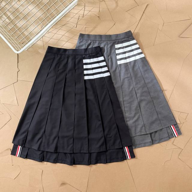 Tb白色四道杠经典长裙 D15 Thom Browne .汤姆布朗 正品起版 品质Tb白色四条杠前短后长开叉经典短裙 圆形红白蓝拉链头 面料采用高档免烫西装面料