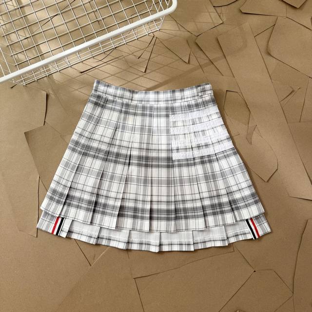 Tb经典前短后长格子条纹开叉百褶裙 D19 Thom Browne 汤姆布朗.Tb经典格子条纹开叉短裙 正品起版 前长后短开叉经典短裙 圆形红白蓝拉链头 面料采