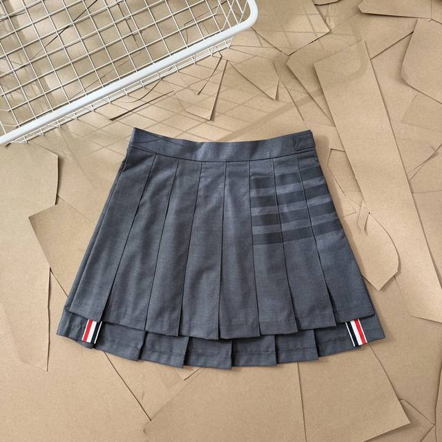 Tb灰色四条杠短裙 D02 Thom Browne .汤姆布朗 正品起版 品质Tb灰色四条杠百褶裙短裙 前长后短开叉经典短裙 圆形红白蓝拉链头 面料采用高档免烫