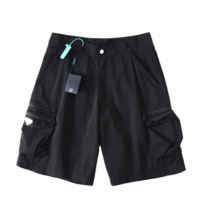 Prada 普拉达 24Ss三角标工装口袋机能短裤 面料：定制三防全功能尼龙面料 防风防水防晒 触感如同末来科技 轻盈又坚韧 舒适贴肤 涂珐琅三角形金属徽标彰显