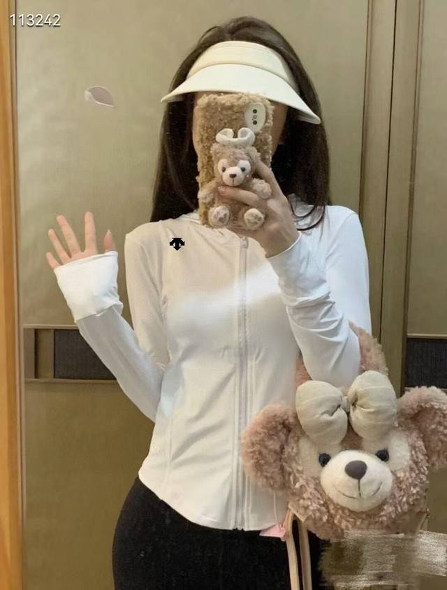 供 迪桑特小蛮腰连帽冰感防晒衣 颜色：粉色 黑色 灰色 白色 薄荷绿 尺码：M L Xl 面料：88%锦纶 12%氨纶 它简直就是防晒界的翘楚！冷感黑科技，透气