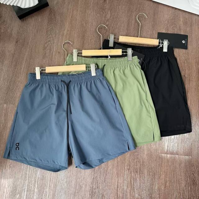 供 昂跑On25新款运动短裤 新款上新 柜款 On昂跑家专柜在售490 面料采用80的人棉 20的聚酯纤维 触感柔软 无B1167防水透气性高 款式设计简约 配