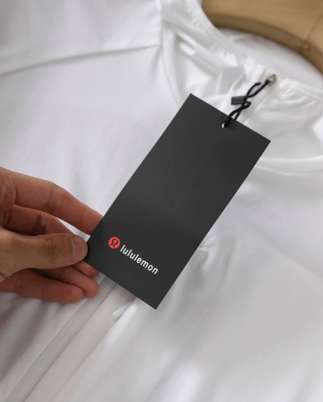 Lululemon露露乐蒙 Fast And Free 系列 纯色拉链连帽运动夹克，防紫外线轻薄防晒衣 薄如蝉翼，轻量化 速干透气面料 简直是为复而生的一款防晒