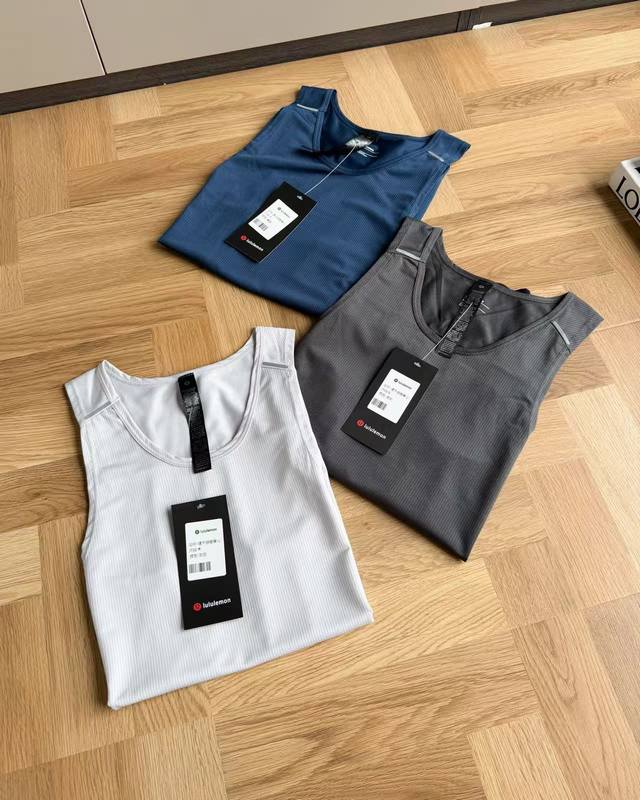 颜色：浅灰 深灰 藏青 尺码：M到3Xl Lululemon男士微孔网眼速干透气背心！全新升级！线上500+ 贵在面料和剪裁！全网面结构，拼接撞色设计！不规则下