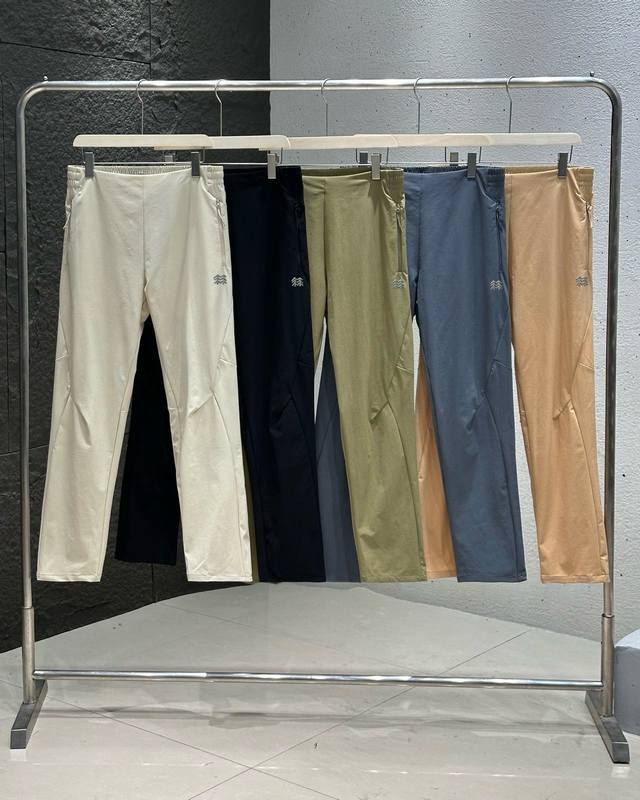 Kolon Sport可隆男士户外休闲裤旅行防泼水软壳裤商务通勤长裤 想拥有他的时尚灵魂？咱这款长裤，就是你的绝佳答案！ 它完美复刻设计精髓，利落版型，修饰腿型