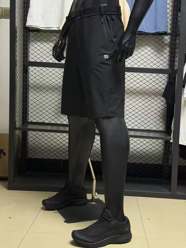 可隆Kolon Sport软壳短裤夏日户外全能装备 解锁无拘运动体验，原单代工厂P大货剩余，特辅料面料，尺码不同腰带长度不同，每一条腰带都是提花Logo，不是市