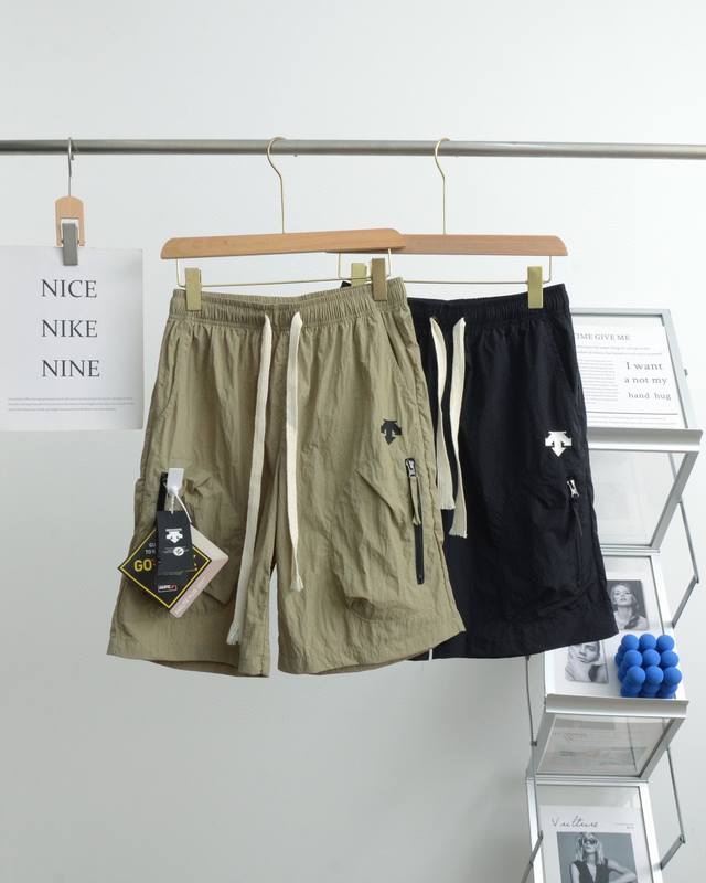 Descente 迪桑特经典宽松运动短裤 Ins爆款！高品质！ 凉爽与潮搭兼具 柔软细腻光滑速干面料上身亲肤透气 垂坠感极强 上身舒适吸汗！ 夏季运动潮搭必备
