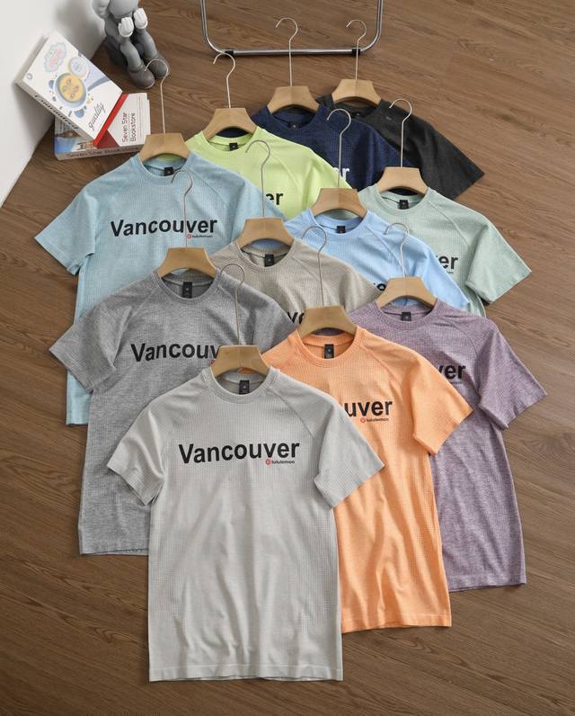 新款上新 品牌：露露乐蒙 Lululemon 尺码：S-M-L-Xl-Xxl 颜色：青草绿-薄荷绿-荧光绿-藏青色-炭黑-亚麻色-珊瑚橙-丁香紫-岩板灰-骨白色