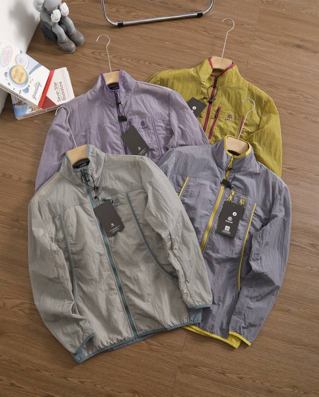 新款上新 品牌：凯乐石 Kailas 尺码：S-M-L-Xl-Xxl 颜色：灰拼黄-黄拼红-紫色-拼绿 类型：夏季户外立领防水凉感亲肤防晒衣 材质：防晒透气速干