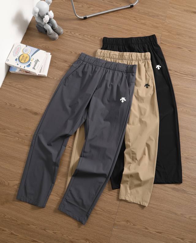 新款上新 品牌：迪桑特 Descente 尺码：M-L-Xl-Xxl 颜色：黑色-灰色-卡其 类型：男士户外休闲速干宽腰长裤 材质：运动型速干面料 厚薄：薄 弹