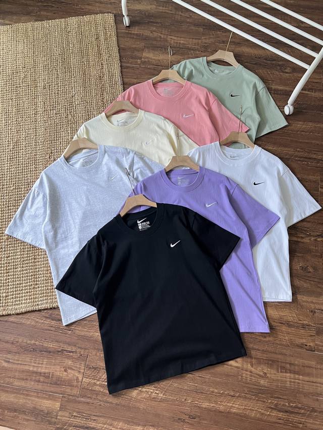 Nike 耐克 Nk 25Ss 基础简约小钩子刺绣短袖圆领情侣款T恤，小红书热门爆款，明星网红同款穿搭，男女日常通勤穿搭必备单品！高品质260克高克重双纱面料，