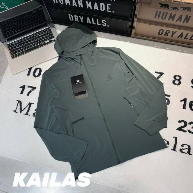 Kailas凯乐石连帽轻薄皮肤衣 激光打孔 防晒服 -面料：采用原版一比一定织定染采用超轻量化Upf +面料。薄如蝉翼，轻便舒适，防风防泼水超Upf +级别的防
