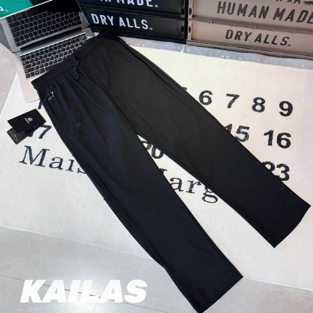 Kailas凯乐石夏季速干超薄大M型网眼拼接透气防晒户外徒步长裤 -面料：采用原版一比一定织定染采用超轻量化速干面料。 -辅料：原版拆解开发，一比一定制的小标，