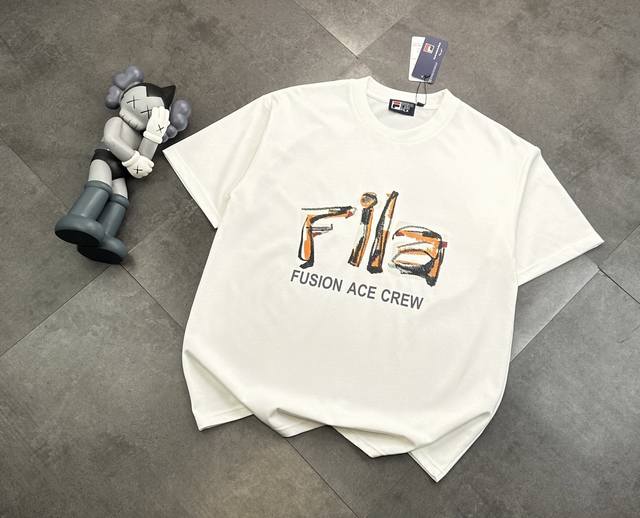 潮牌Fila斐乐胸前官网同款同步短袖！胸前Logo点缀胸前，简约又不失时尚感，一眼就狠狠拿捏住了！正肩版型对各种身材都很友好，穿起来整个人显得挺拔又精神，瞬间男