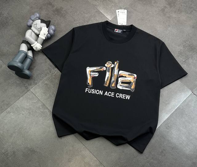 潮牌Fila斐乐胸前官网同款同步短袖！胸前Logo点缀胸前，简约又不失时尚感，一眼就狠狠拿捏住了！正肩版型对各种身材都很友好，穿起来整个人显得挺拔又精神，瞬间男