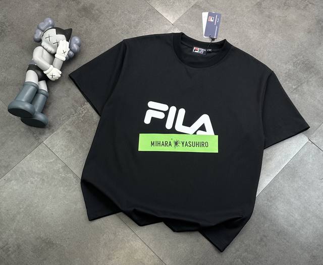 潮牌Fila斐乐胸前官网同款同步短袖！胸前Logo点缀胸前，简约又不失时尚感，一眼就狠狠拿捏住了！正肩版型对各种身材都很友好，穿起来整个人显得挺拔又精神，瞬间男