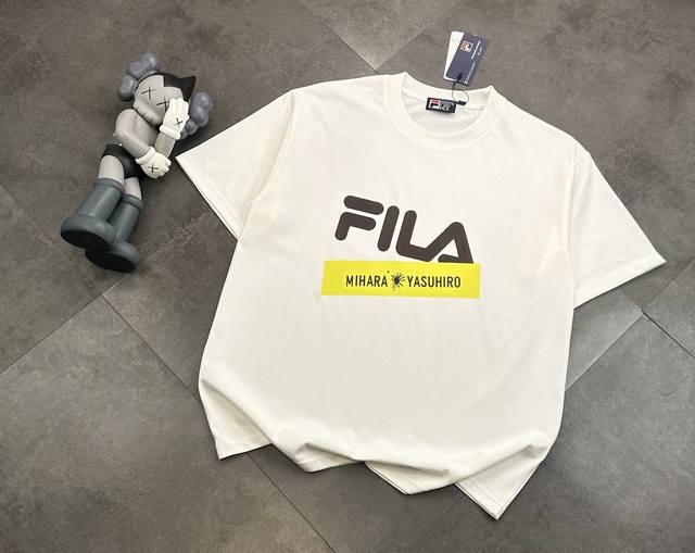 潮牌Fila斐乐胸前官网同款同步短袖！胸前Logo点缀胸前，简约又不失时尚感，一眼就狠狠拿捏住了！正肩版型对各种身材都很友好，穿起来整个人显得挺拔又精神，瞬间男