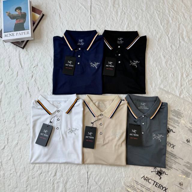9358 Arc’Teryx 始祖鸟双条设计 Polo衫｜全新上市 高端休闲 品味之选 Arc’Teryx 最新力作，全新双条设计 Polo 衫正式登场！无论日