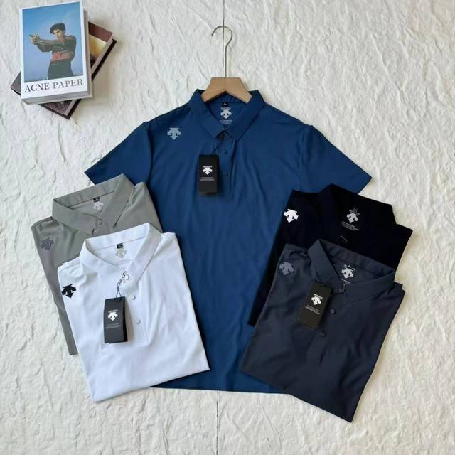 9320 Descente迪桑特男士专属夏季Polo衫，采用冰丝材质，速干透气。 精选动感珠地专业运动面料，布面呈蜂巢状微孔结构，具备出色的透气性与吸湿性，远超