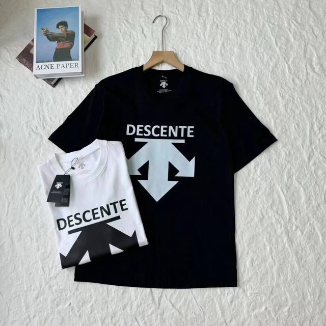 9800 2025新款 Descente 迪桑特短袖 早春新款！柜子同步：简洁复古字母短袖！非常的简洁大气！任何人任何年龄段都可架驭！上身超级有范！康利直喷工艺