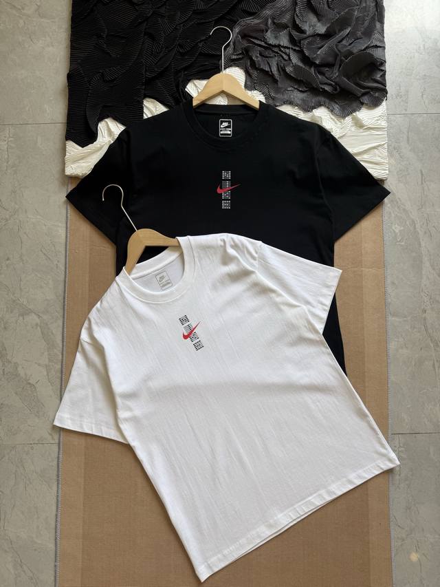 耐克Nike Sportswear 舒适亲肤简约大方宽松短袖T恤 -面料采用260G纯棉面料，达到透而不露的黄金平衡点，完美规避透视尴尬，成衣尺寸稳定，多次机洗