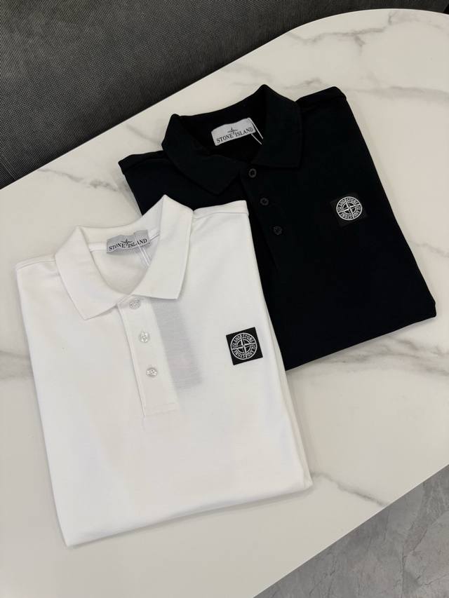 Stone Island 石头岛 经典贴布Logo 休闲黑白基础款Polo衫 采用高支数240G纯棉珠地布面料，透气不闷热，具备良好弹性与贴肤质感。无论是春夏单