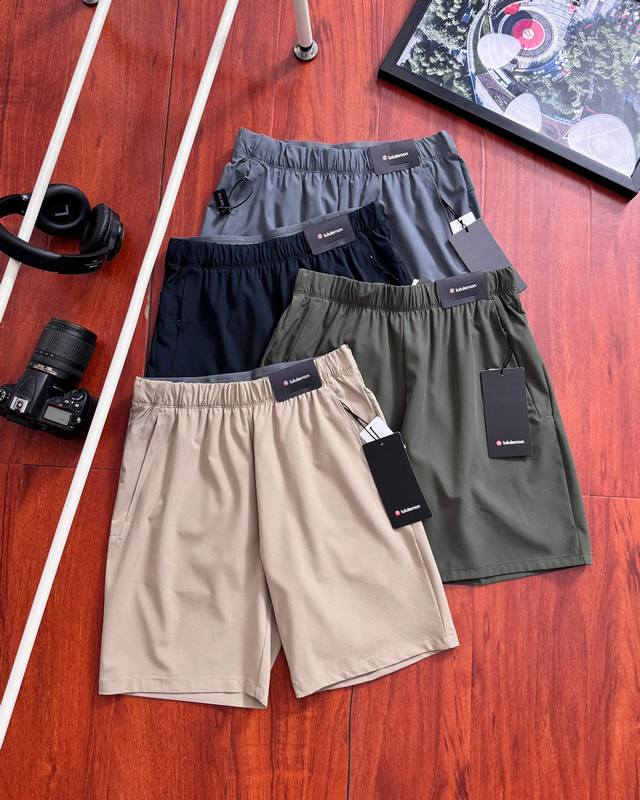 供 原单品质 Lululemon 露露男士夏季运动户外短裤 黑科技与工艺的完美结合、超美的性价比，男士日常通勤穿搭的首选，户外功能性运动短裤！适合各种的场合，轻