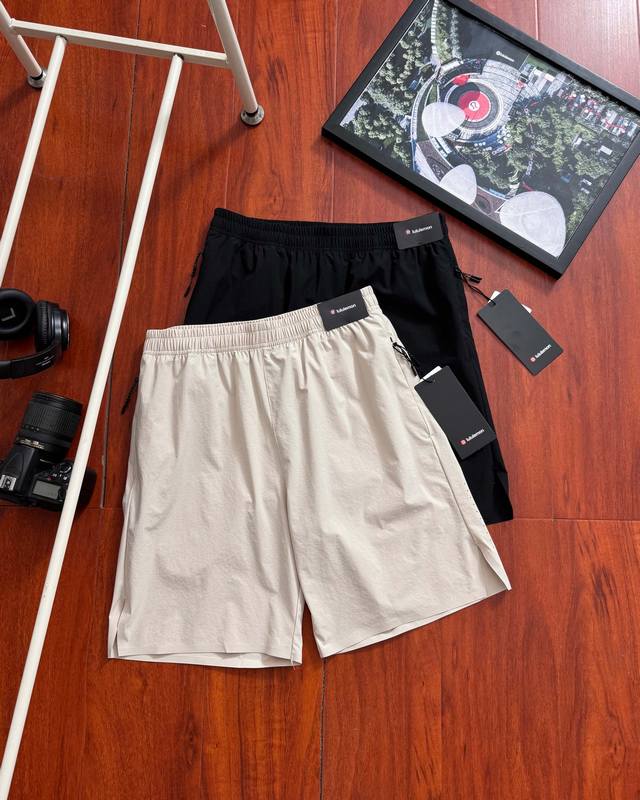 供 原单品质 Lululemon 露露打孔夏季运动户外短裤 精选优质产品，男士日常穿搭的首选，户外功能性运动休闲短裤！适合各种的场合，科技感十足的剪裁，激光打孔