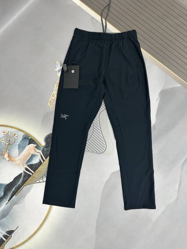 细节图 始祖鸟刺绣标Arc'teryx25年夏季男士户外轻薄休闲长裤！一条真正的多功能冲锋好裤！值得每一个热衷户外的男士入手！简约设计，没有多余的装饰。真正的大