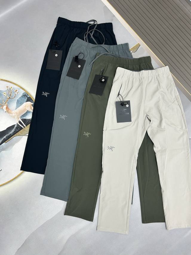 始祖鸟刺绣标Arc'teryx25年夏季男士户外轻薄休闲长裤！一条真正的多功能冲锋好裤！值得每一个热衷户外的男士入手！简约设计，没有多余的装饰。真正的大道至简的