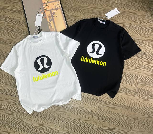 Lululemon 24Ss春夏新款 字母拼色图案硅胶印花男女同款圆领纯棉短袖T恤 宽松版，面料330G全棉精梳棉！！！ 颜色： 黑色-白色 尺码M-L- Xl
