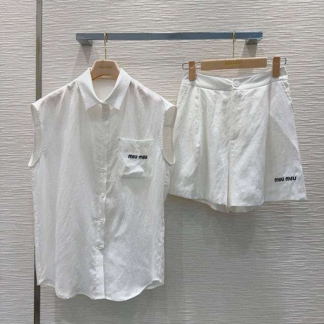 Miumiu缪缪字母刺绣翻领无袖衬衫短裤套装 款号：25670705386 颜色：白色 尺码：Sml S码80-95斤 M码95-110斤 L码110-125斤