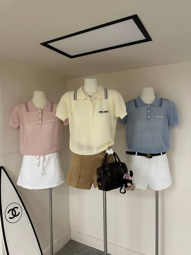 Miumiu缪缪字母提花镂空翻领针织短袖 款号：25670106188 颜色：粉色 蓝色 杏色 尺码：均码 80-125斤