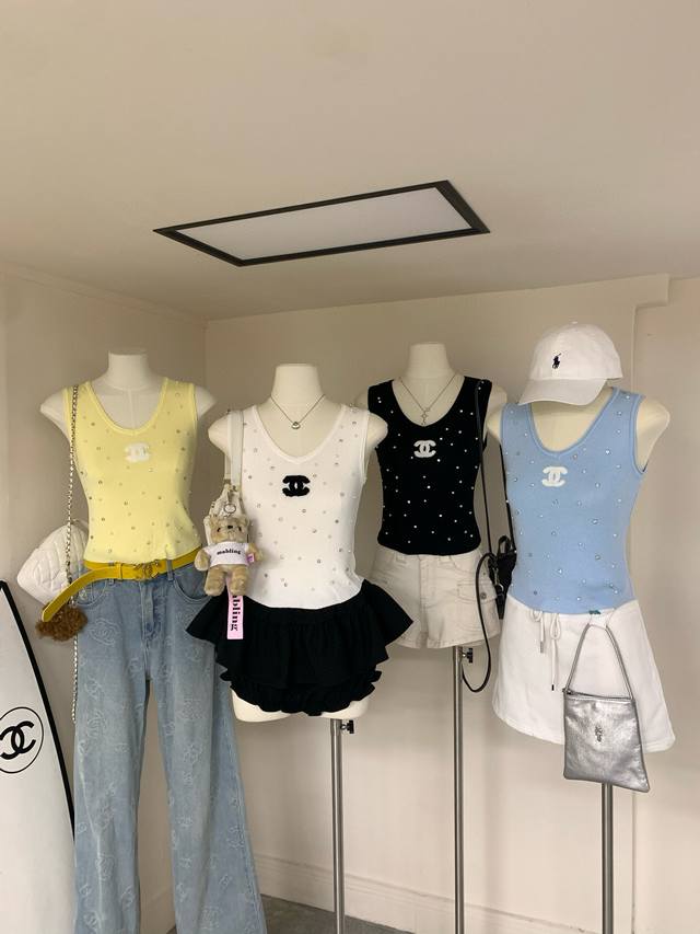 Chanel香奈儿小香双C毛巾绣花重工钉珠V领针织背心 款号：25670106187 颜色：黄色 白色 黑色 蓝色 尺码：均码 80-125斤