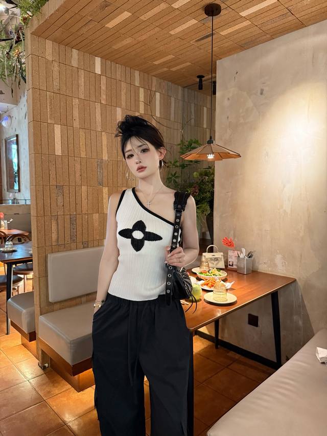 Louis Vuitton Lv 驴家四叶草提花斜肩针织背心 款号：25670106114 颜色：黄色 粉色 黑色 白色 尺码：均码 80-125斤