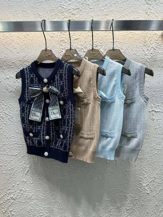 Dior迪奥菱格纹针织背心配蝴蝶结 款号：25670104655 颜色：灰色 天蓝 卡色 藏蓝 尺码：均码 80-125斤