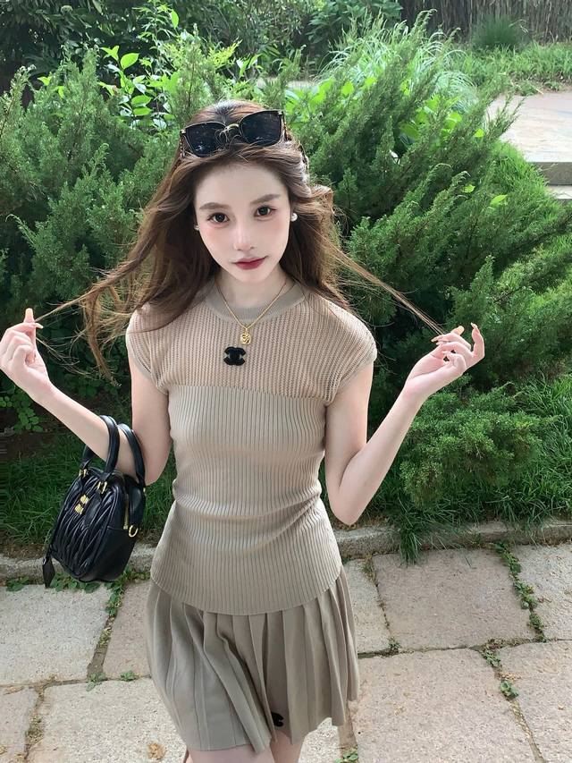Chanel香奈儿小香立体双C镂空拼接背心半裙针织套装 款号：25670106008 颜色：灰色 黑色 尺码：均码 80-125斤