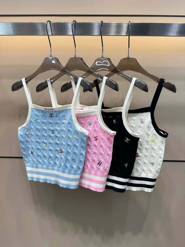 Chanel香奈儿小香彩色双C字母刺绣针织吊带背心 款号：25670106176 颜色：蓝色 粉色 黑色 白色 尺码：均码 80-125斤