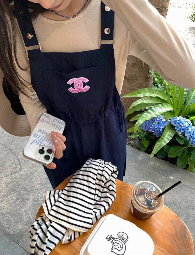 Chanel香奈儿小香口袋双C刺绣阔腿背带裤面膜长袖T两件套套装 款号：2567 6169 颜色：图片色 尺码：均码 80-125斤