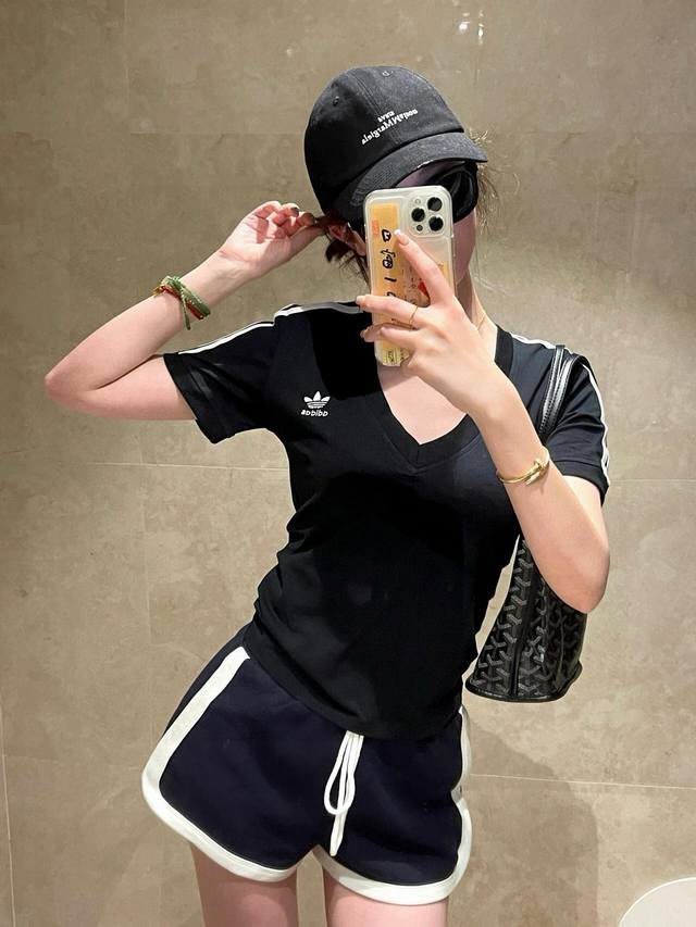 Adidas阿迪达斯三叶草字母Logo刺绣三条杠织带大V领短袖T恤 款号：25672302754 颜色：黑色 白色 尺码：Sml S胸围82衣长53 80- 斤