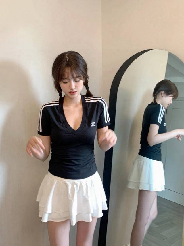 Adidas阿迪达斯三叶草字母Logo刺绣三条杠织带大V领短袖T恤 款号：25672302754 颜色：黑色 白色 尺码：Sml S胸围82衣长53 80- 斤