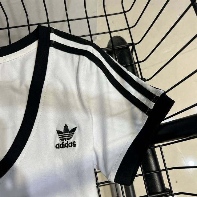 Adidas阿迪达斯三叶草字母Logo刺绣三条杠织带大V领短袖T恤 款号：25672302754 颜色：黑色 白色 尺码：Sml S胸围82衣长53 80- 斤