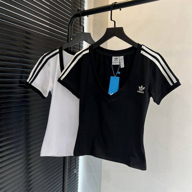 Adidas阿迪达斯三叶草字母Logo刺绣三条杠织带大V领短袖T恤 款号：25672302754 颜色：黑色 白色 尺码：Sml S胸围82衣长53 80- 斤