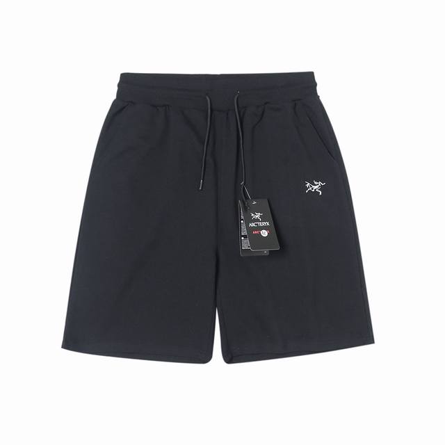 Arcteryx 始祖鸟经典基础款短裤五分裤，休闲运动都可驾驭，经典百搭永不过时系列，夏季绝佳出行必备百搭短裤 采用高品质纯棉面料，上身舒服透气不闷热，经典简约