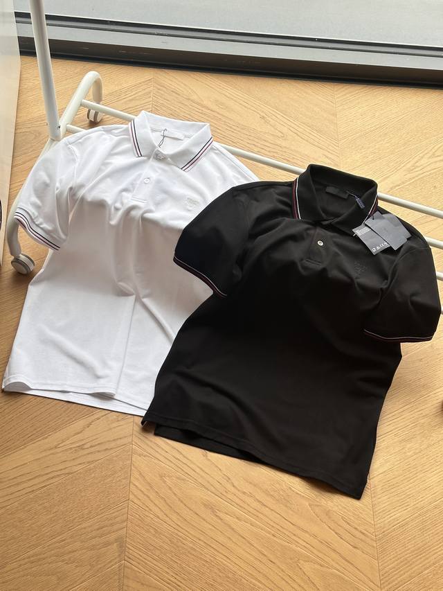 供 Prada 普拉达 25Ss 刺绣徽标 纯色条纹提花螺纹 短袖Polo衫 S~Xl 黑色 白色 原版220G珠地棉面料，螺纹红白提花条纹巧妙点缀，胸口Pra