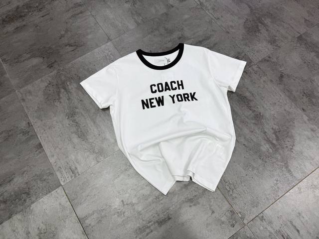 专柜新款现货50Ss夏季新款 Coach 蔻驰男女同款经典字母短袖T恤，经典的黑拼白，各种年龄段都可以驾驭的一款简单经典的T恤，手感柔软舒适，水洗不变形。 采用